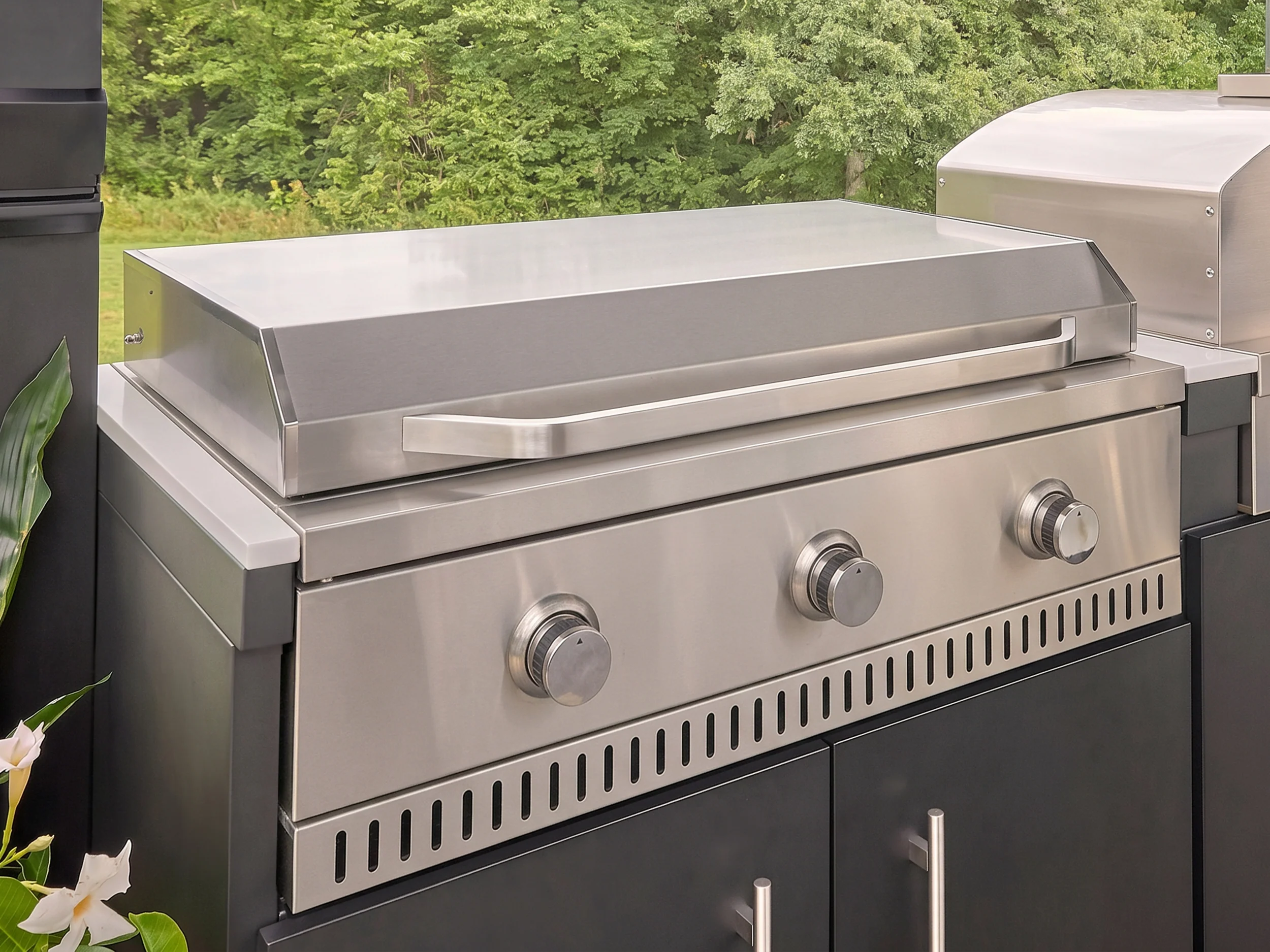 Langston | Covered Walk-In Outdoor Kitchen with Built-In Griddle & Pizza Oven - Image 5